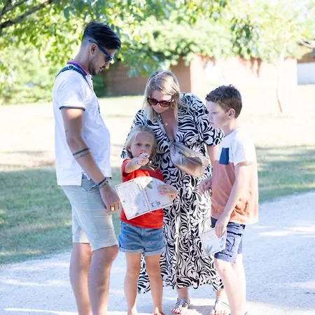 Camping Accueillant Animaux - 8 Pers. - Api-1-52-2546